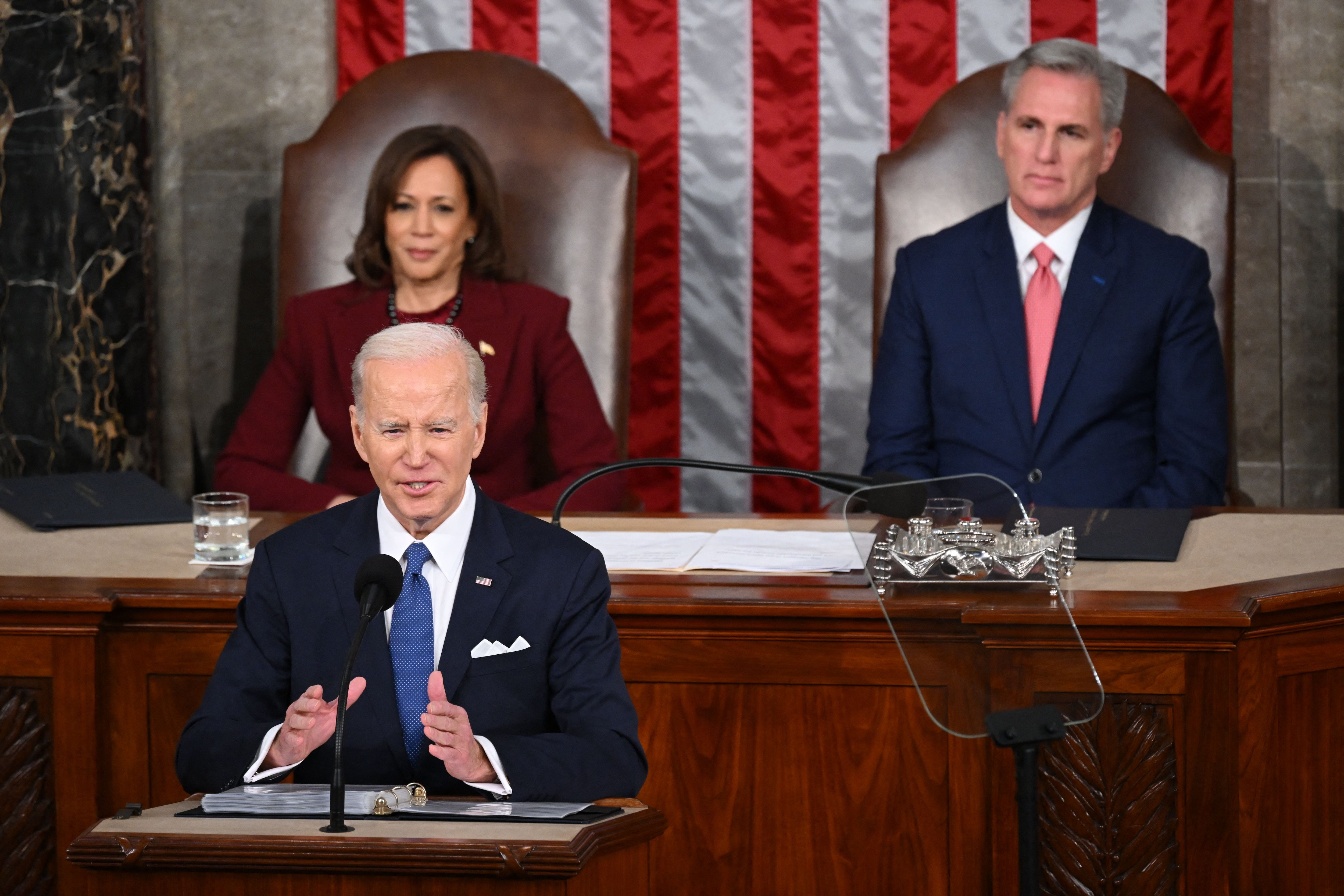 La vicepresidenta de EE. UU., Kamala Harris, y el presidente de la Cámara de Representantes de EE. UU., Kevin McCarthy (R-CA), escuchan mientras el presidente de EE. UU., Joe Biden, pronuncia el discurso sobre el estado de la Unión en la Cámara de Representantes del Capitolio de EE. UU. en Washington, DC, el 7 de febrero de 2023.