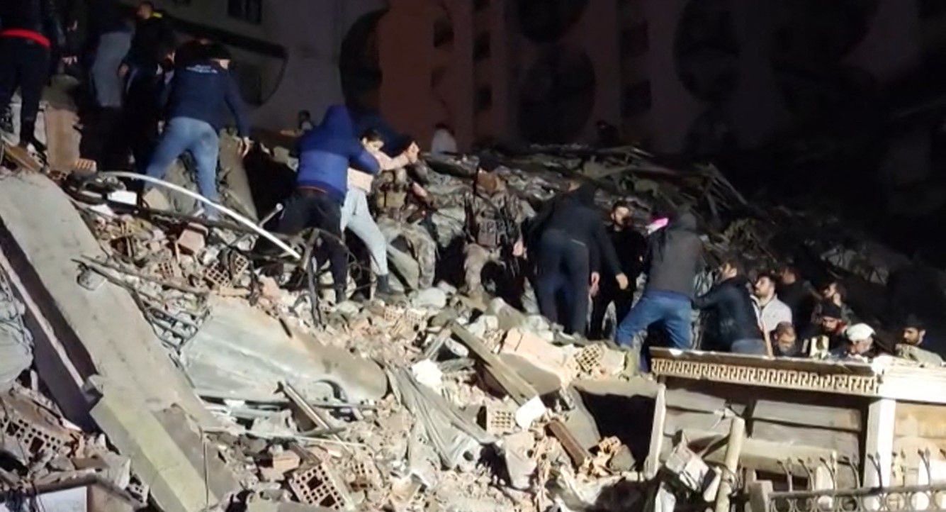 En esta captura de video de AFP TV tomada el 6 de febrero de 2023, los rescatistas buscan víctimas de un terremoto de magnitud 7,8 que sacudió Diyarbakir, en el sureste de Turquía, derribando edificios en varias ciudades y causando daños en la vecina Siria.