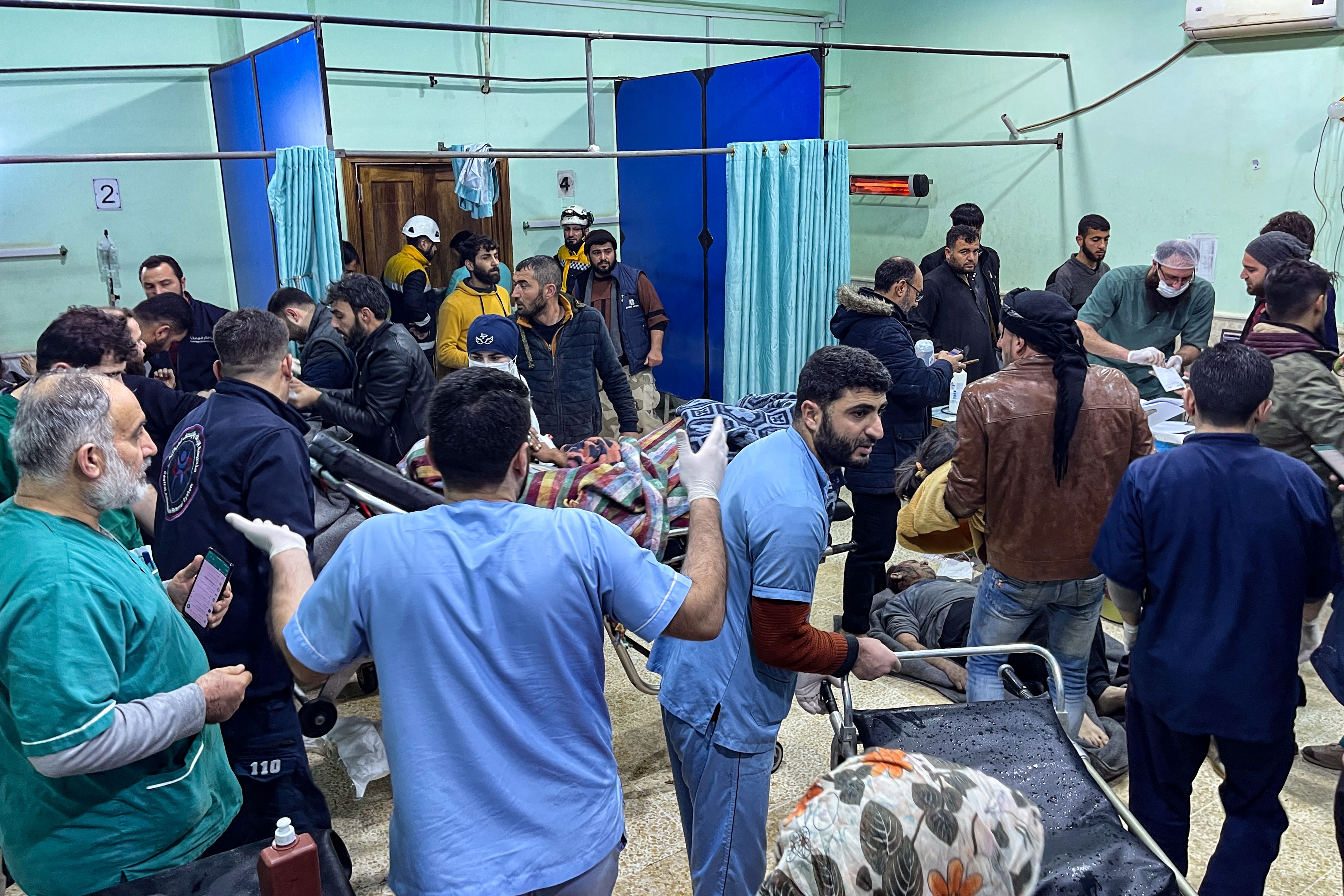 Las víctimas son llevadas de urgencia a la sala de emergencias del hospital Bab al-Hawa luego de un terremoto, en el campo del norte de la provincia siria de Idlib, controlada por los rebeldes, en la frontera con Turquía, a primeras horas del 6 de febrero de 2023. - Según los informes, al menos 50 han muerto.
