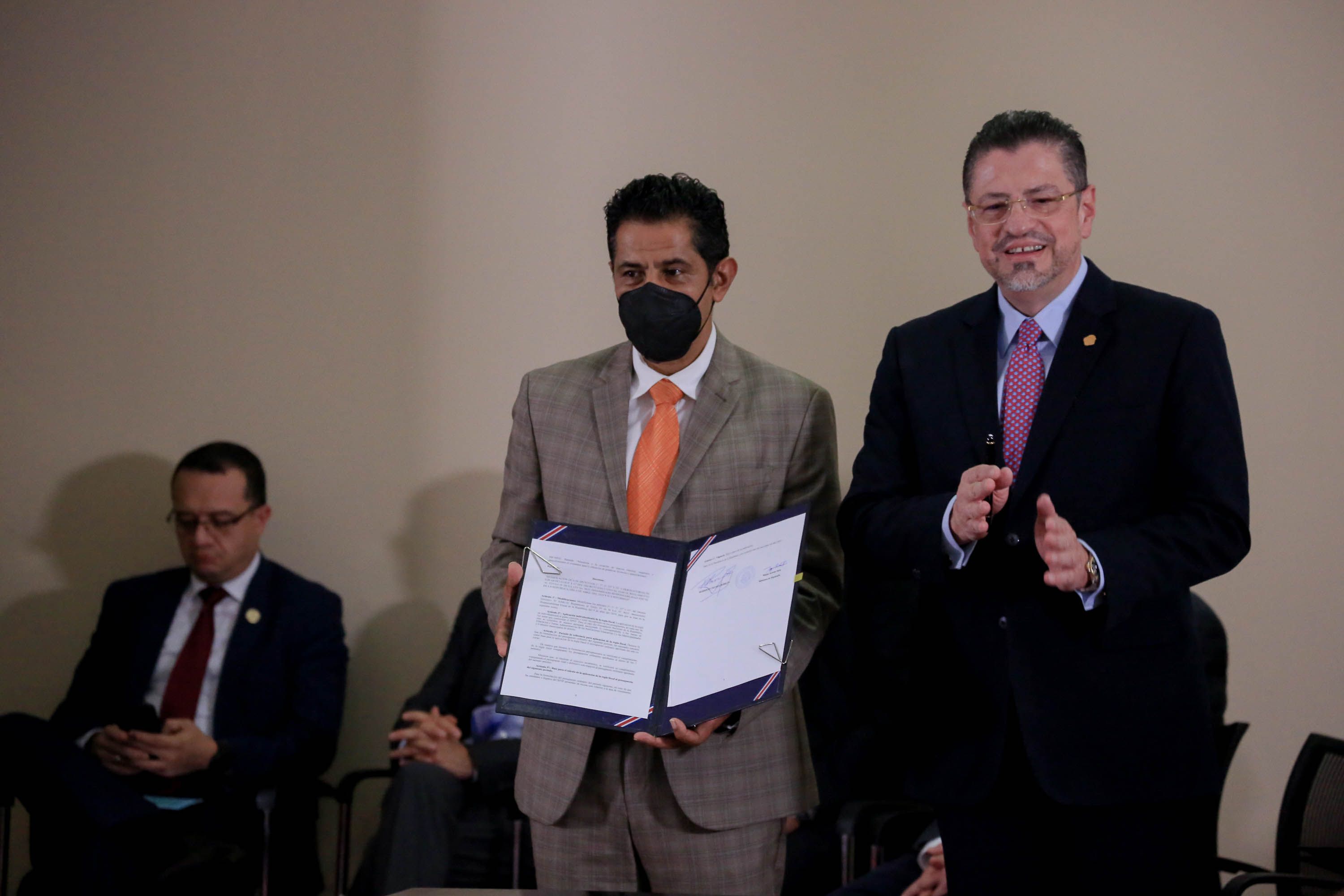 El presidente de la República, Rodrigo Chaves, y el ministro de Hacienda, Nogui Acosta, anunciaron el decreto ejecutivo en conferencia de prensa del 22 de junio de 2022. Foto: 