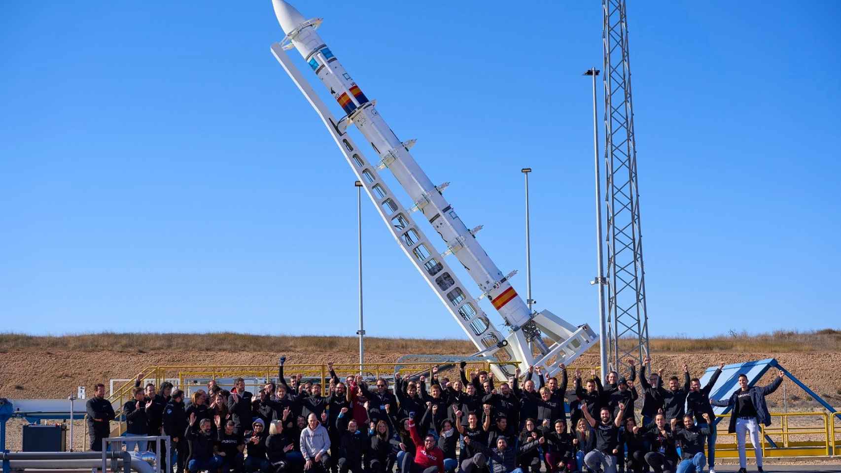 Equipo de PLD Space durante las pruebas del cohete en el Aeropuerto de Teruel