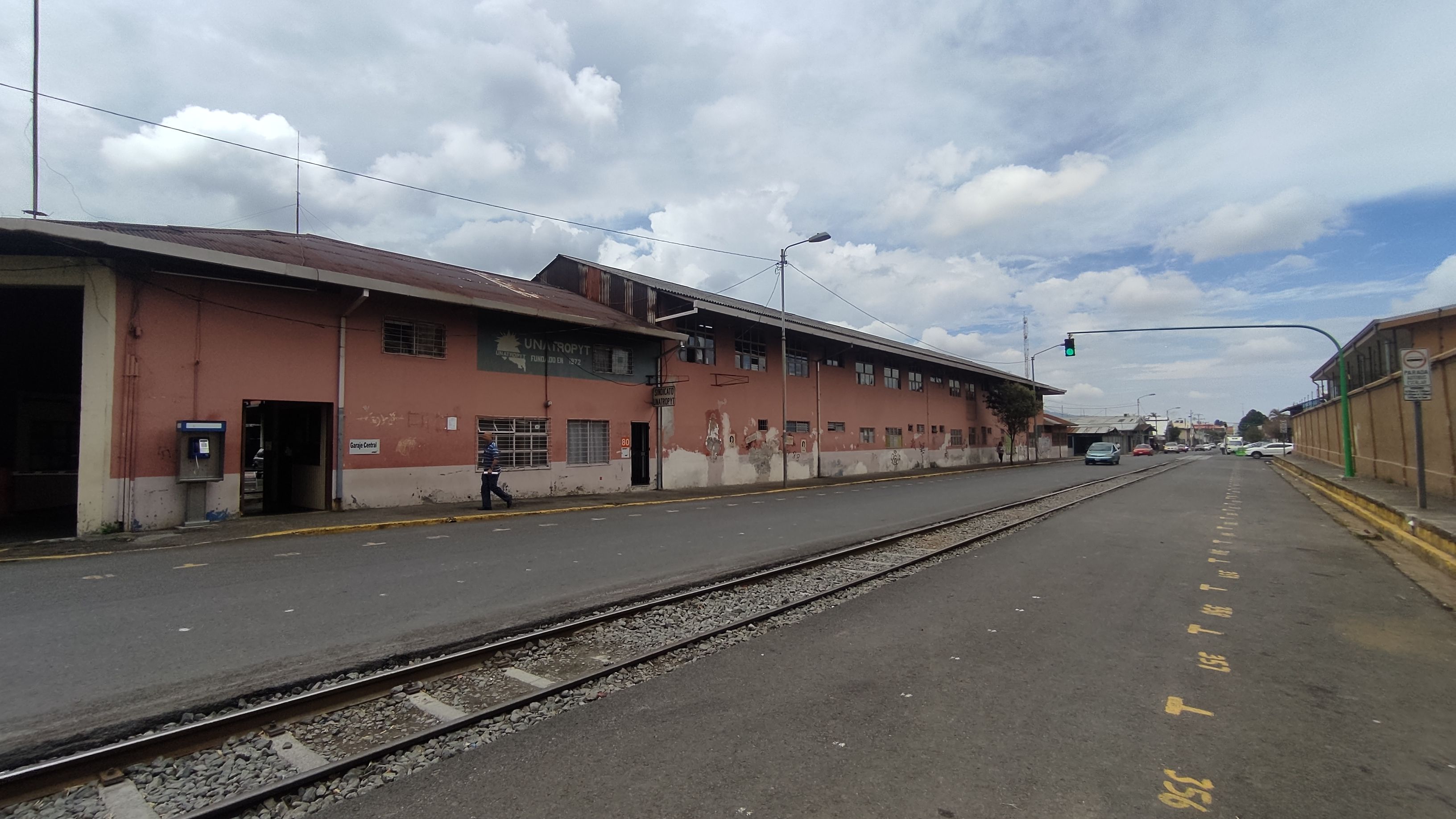 Junto a las actuales instalaciones del MOPT y la Policía de Tránsito pasan las vías del tren, lo que resultaría beneficioso para el transporte pública en la hipotética Ciudad Gobierno.