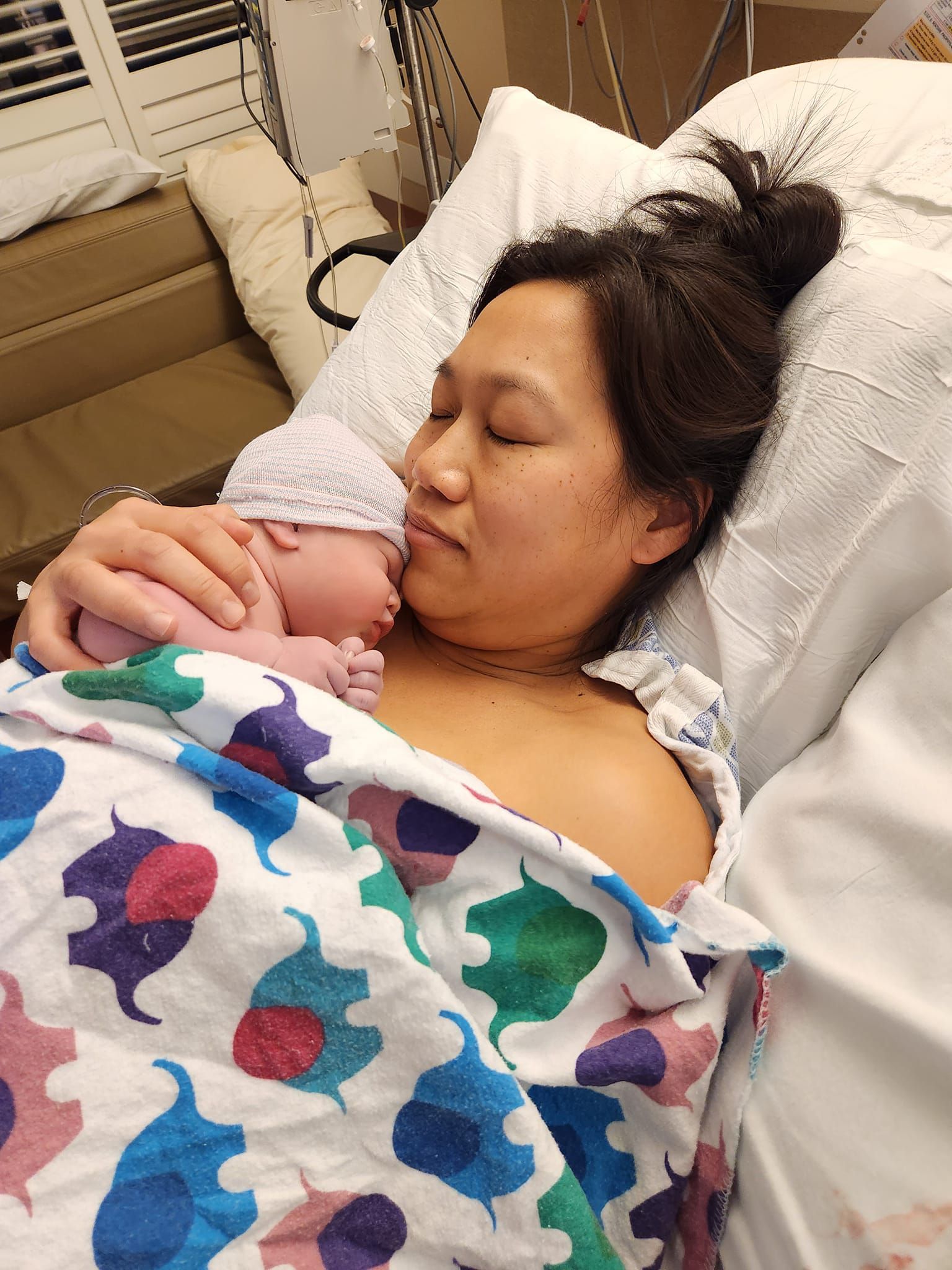 Mark Zuckerberg compartió una foto donde se observa a Aurelia sobre el pecho de su madre, Priscilla Chan.  
