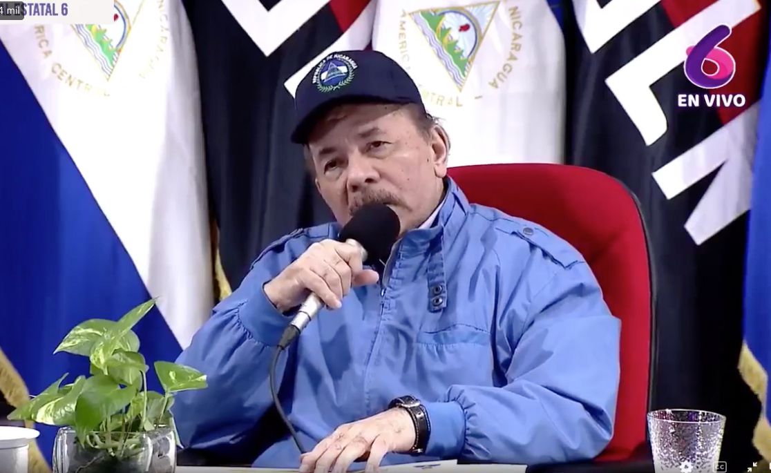 Captura de pantalla de transmisión en Vivo de 100% Noticias de una comparecencia pública del mandatario Daniel Ortega.