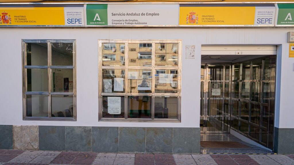 Fachada de una oficina del SEPE en Sevilla.