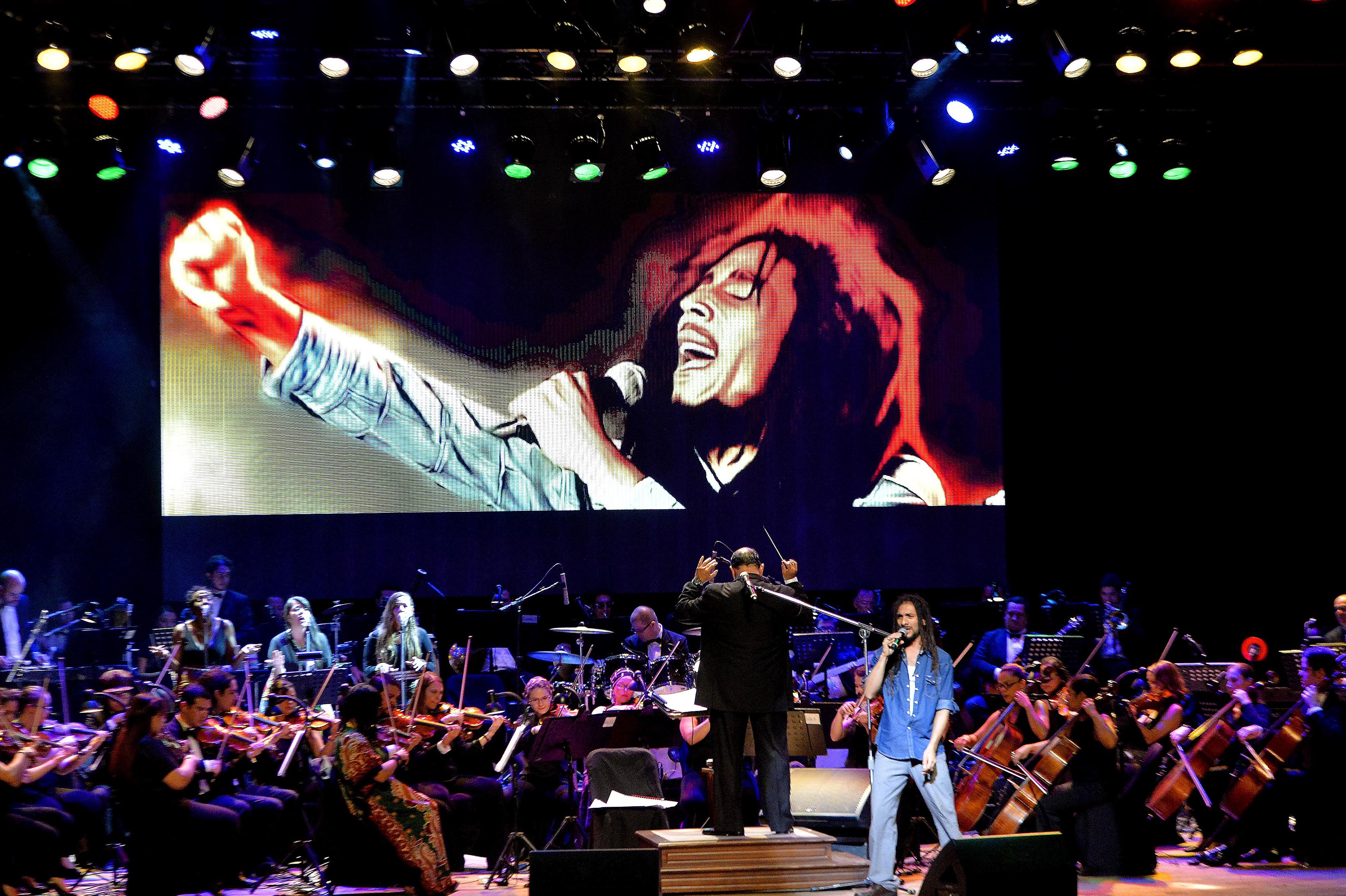 En el 2016, la Orquesta Filarmónica presentó un espectáculo en homenaje a la música de Bob Marley.  En esa ocasión los acompañó la banda Un Rojo.