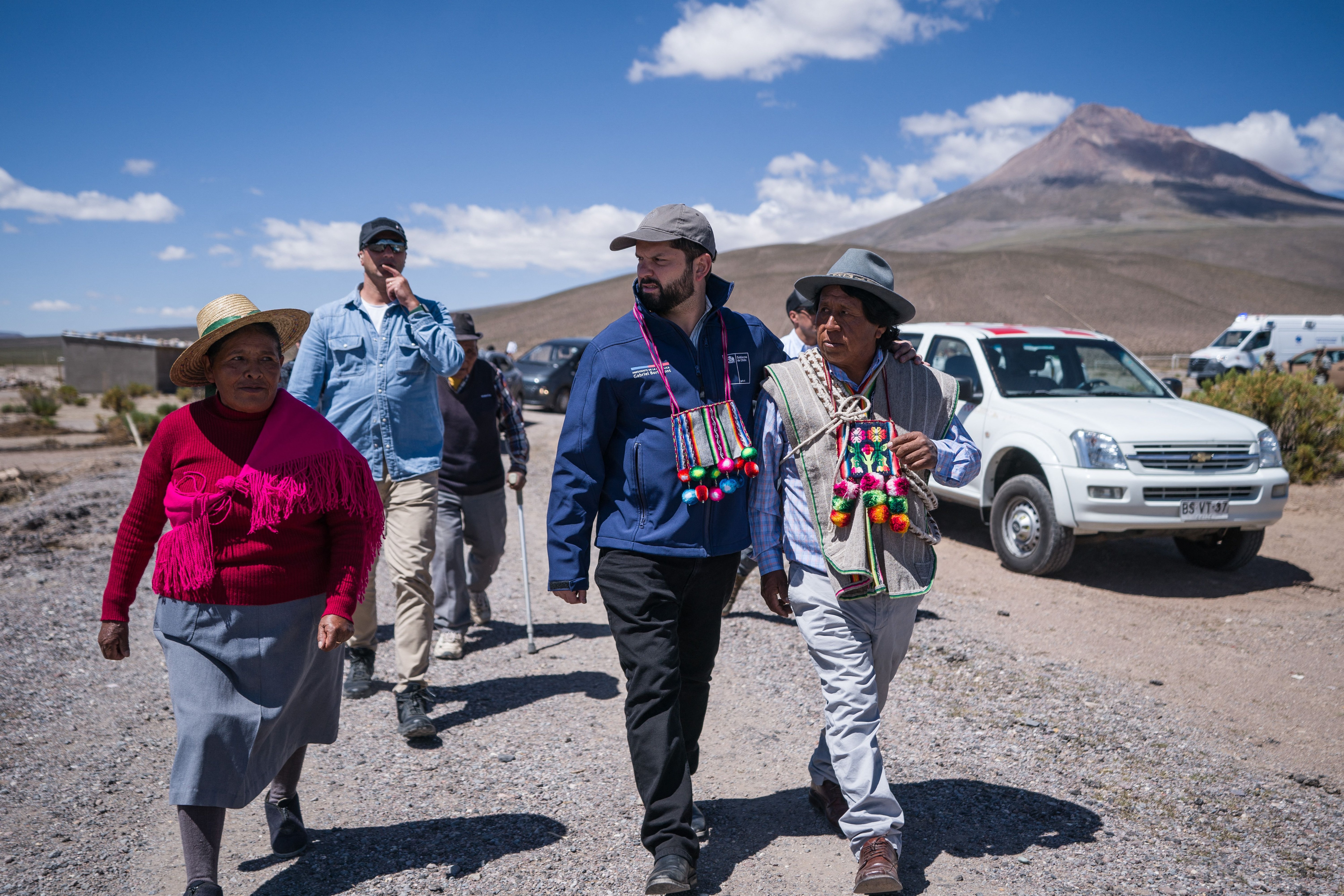 El presidente de Chile, Gabriel Boric, participa en un acto a su llegada a la ciudad de Colchane, ubicada en la frontera con Bolivia, en Chile.