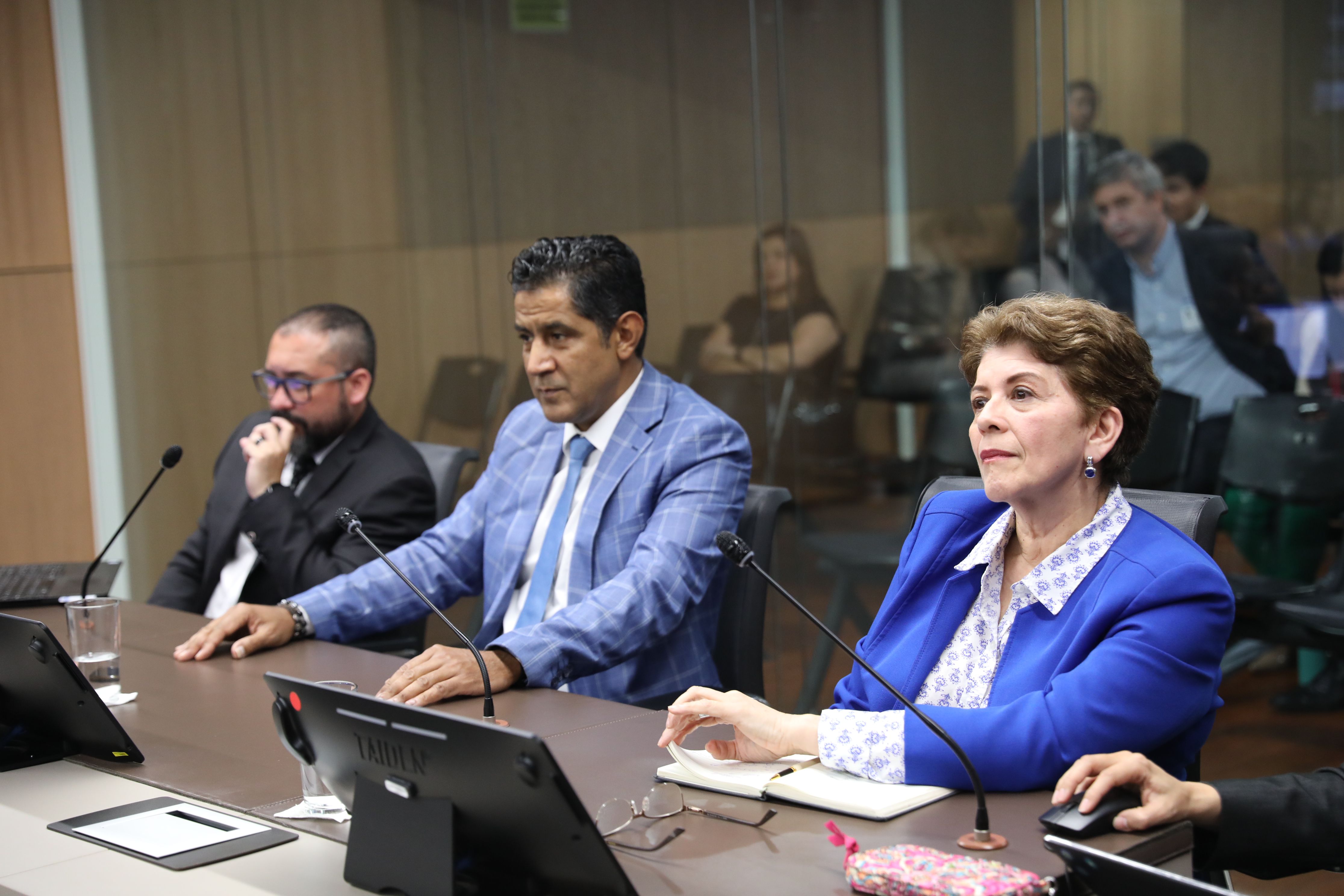 El ministro de Hacienda, Nogui Acosta, y la contralora general, Marta Acosta, en la Comisión de Hacendarios, este martes. Foto: Asamblea Legislativa.