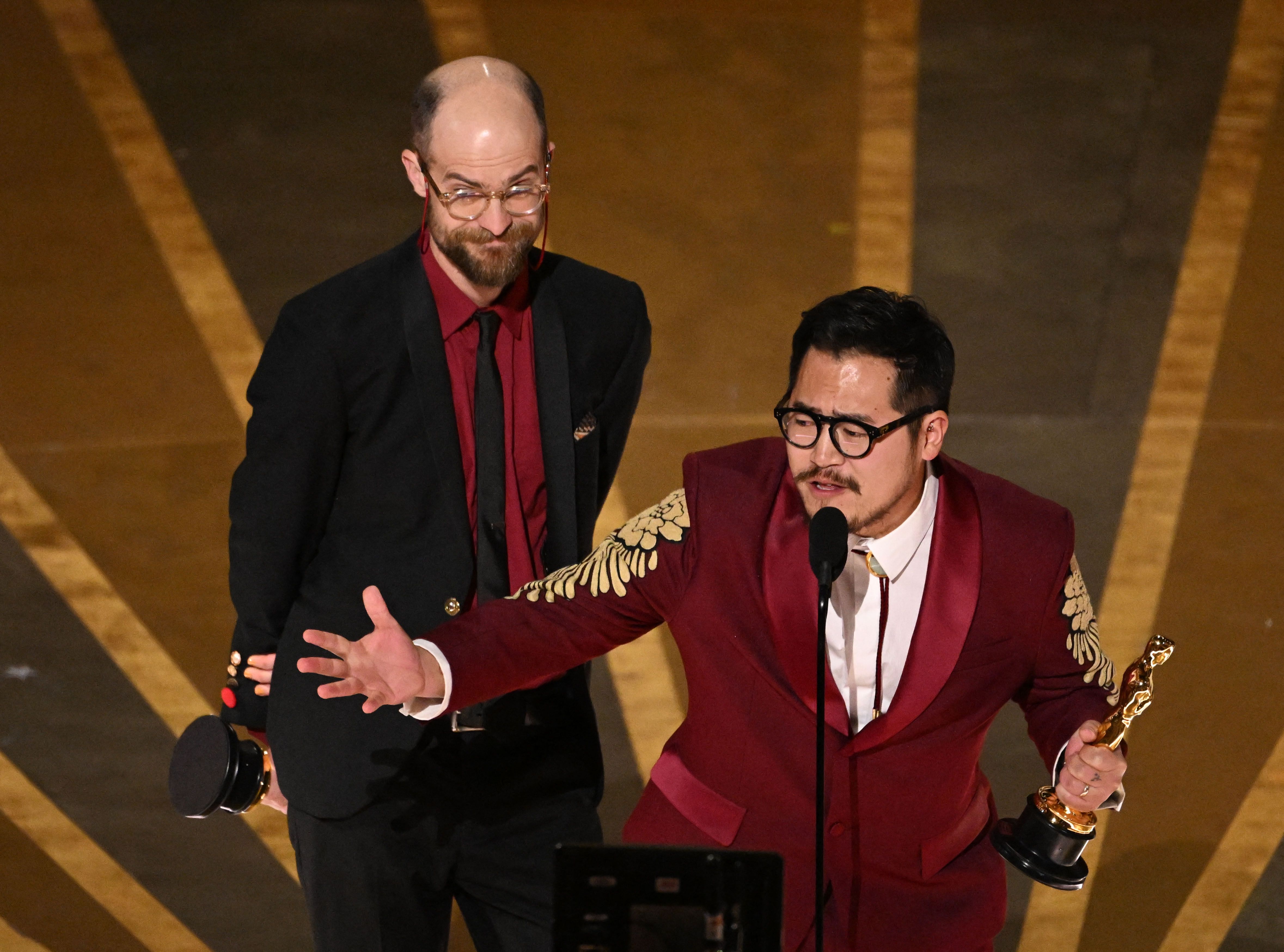 Daniel Kwan (derecha) y Daniel Scheinert subieron varias veces al escenario del Dolby Theatre para aceptar distintas estatuillas, incluida la de Mejor Dirección.