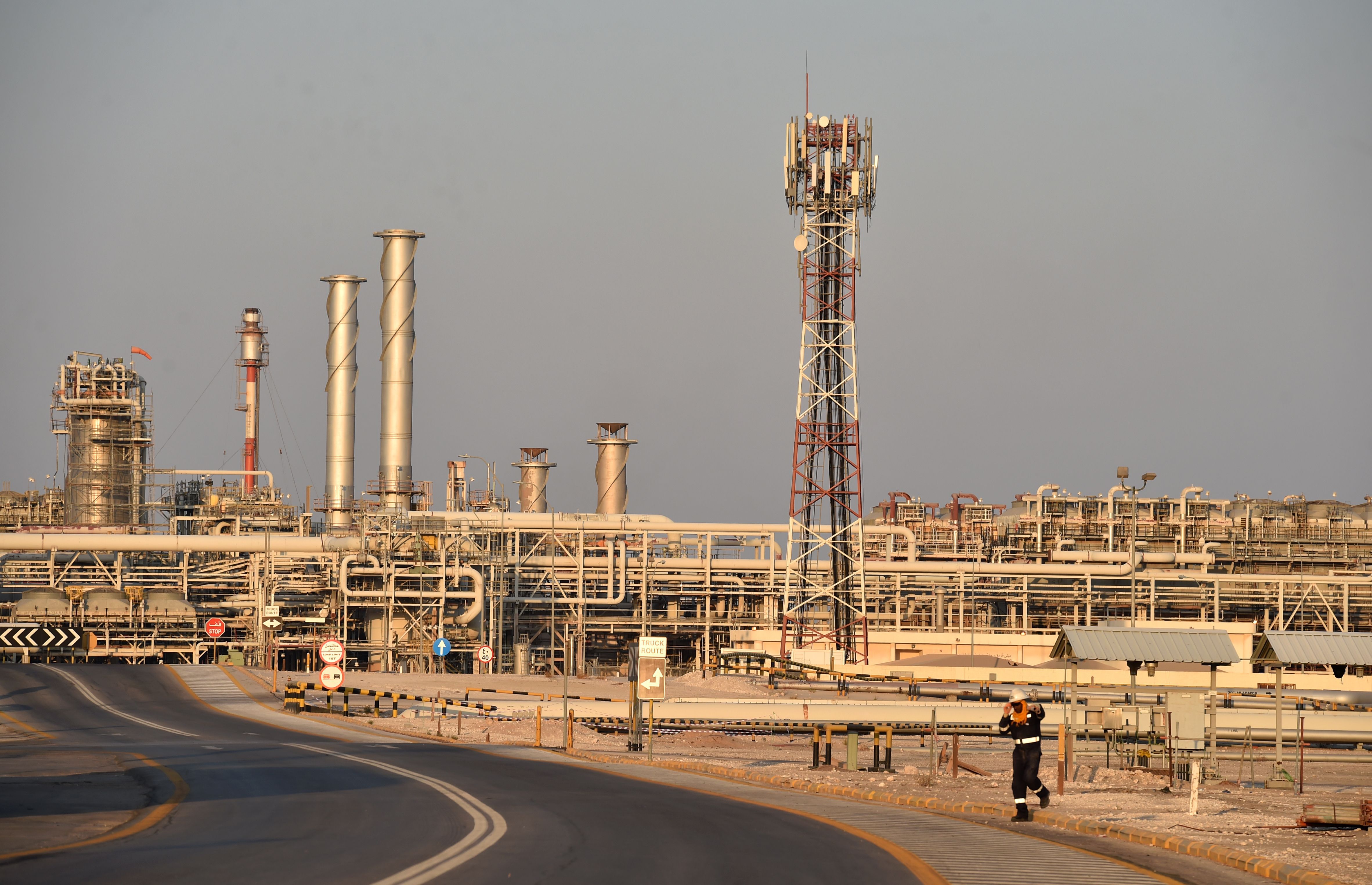 En esta foto de 2019 se observa la planta de Aramco en Arabia Saudita. Este mismo año la sociedad petrolera invirtió1,7% de sus acciones en el mercado de valores saudita y consiguió $29.400 millones, la mayor salida a bolsa de la historia. Foto: AFP