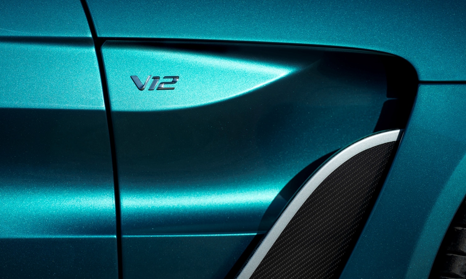 Aston Martin V12 Vantage Roadster 15