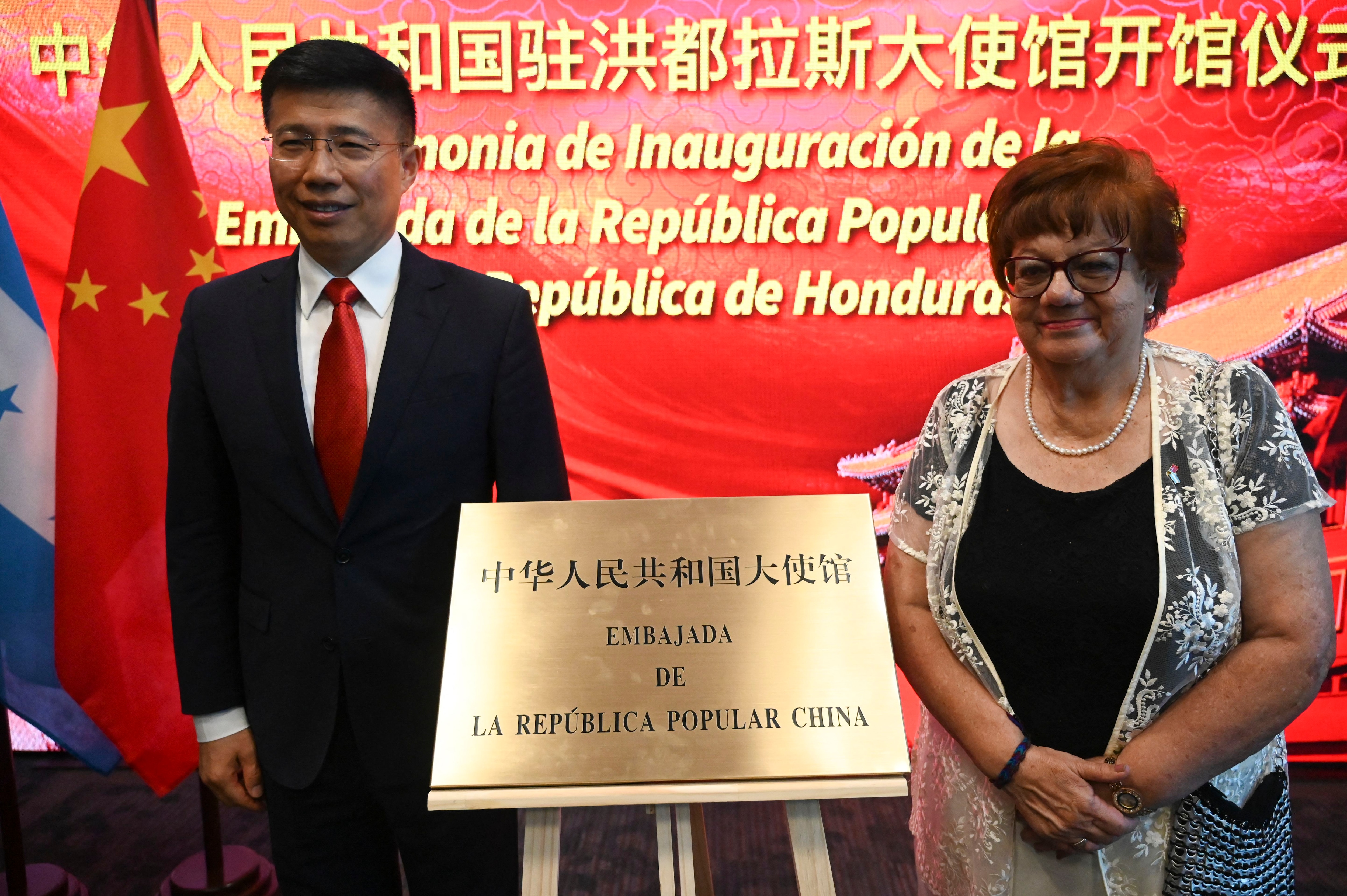 El asesor del gobierno de China, Yu Bo (izquierda), posa con la segunda designada presidencial de Honduras, Doris Gutiérrez, durante la inauguración de la embajada china en Tegucigalpa.