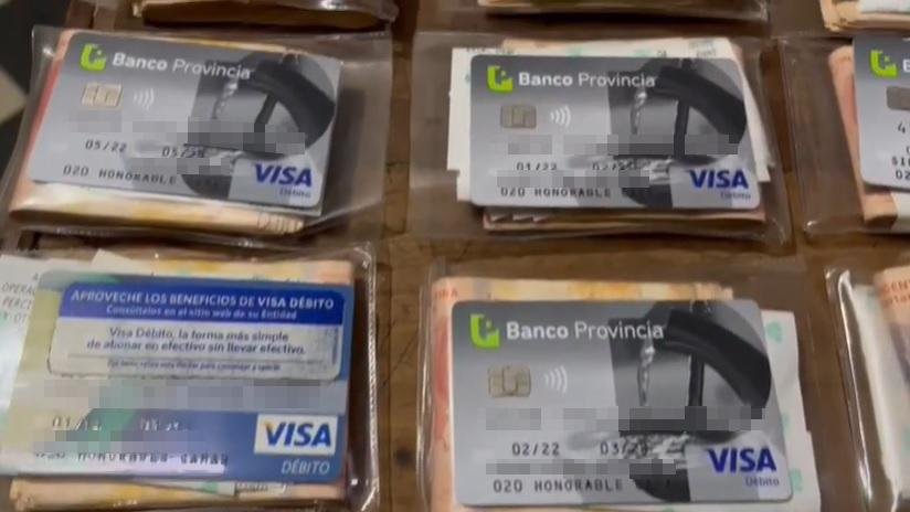 Cayó con 48 tarjetas de débito en cajero de La Plata: investigan millonaria extracción de dinero de empleados legislativos