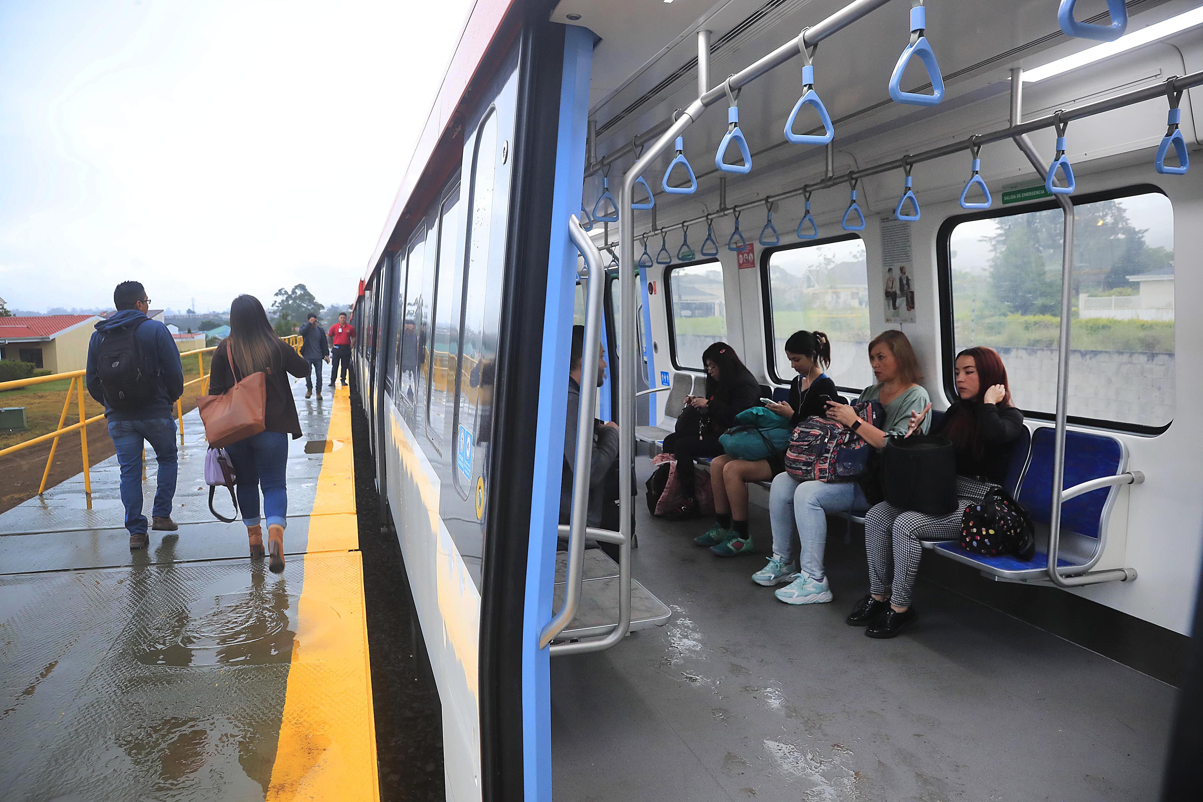 Unos 20 usuarios aprovecharon el primer viaje del tren en el servicio desde Paraíso de Cartago a San José, que comenzó este lunes.