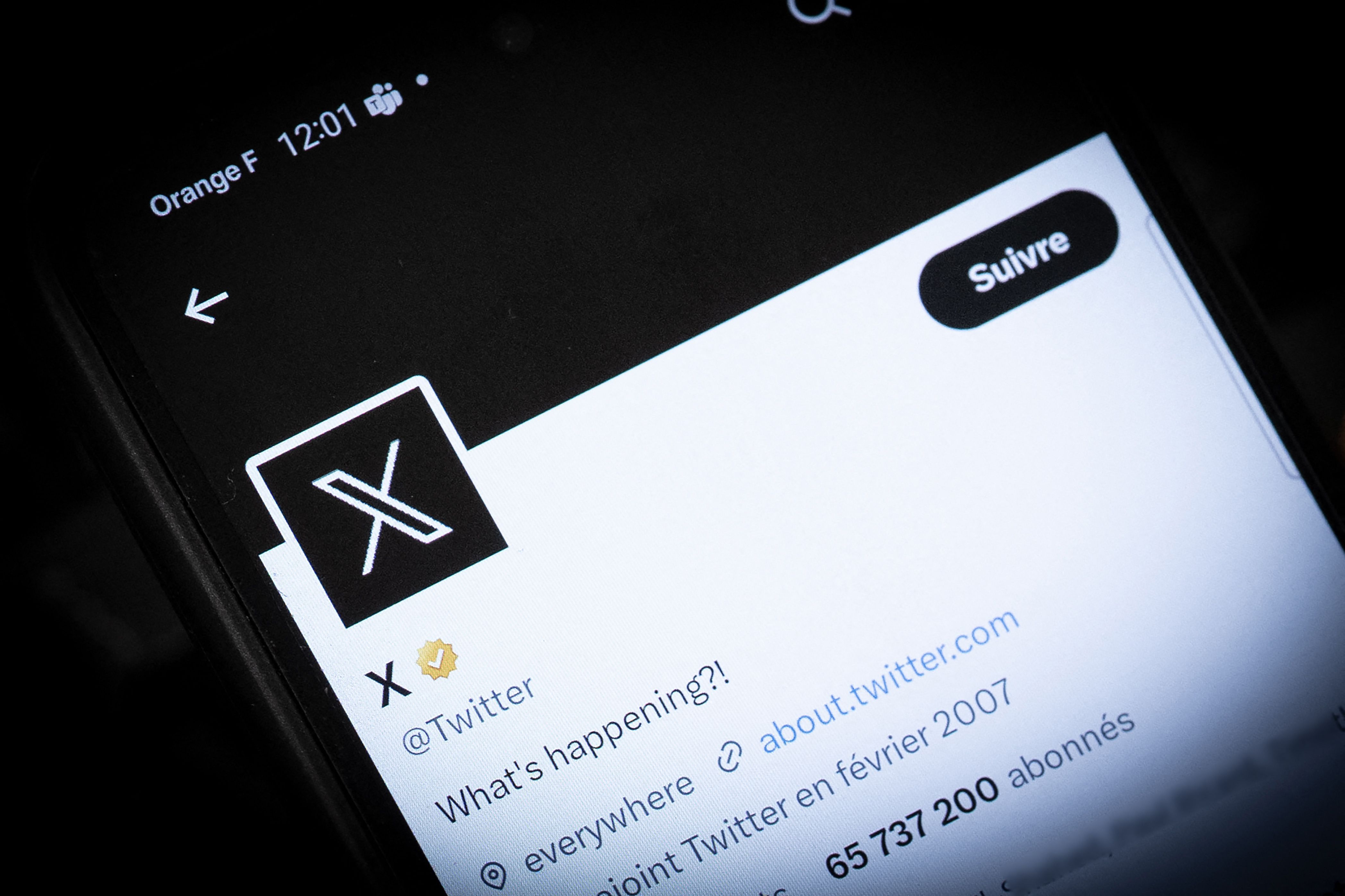 La plataforma social 'X' enfrenta críticas tras un estudio que la ubica como la principal fuente de desinformación en Europa, luego de su cambio de nombre y salida del código contra la desinformación.