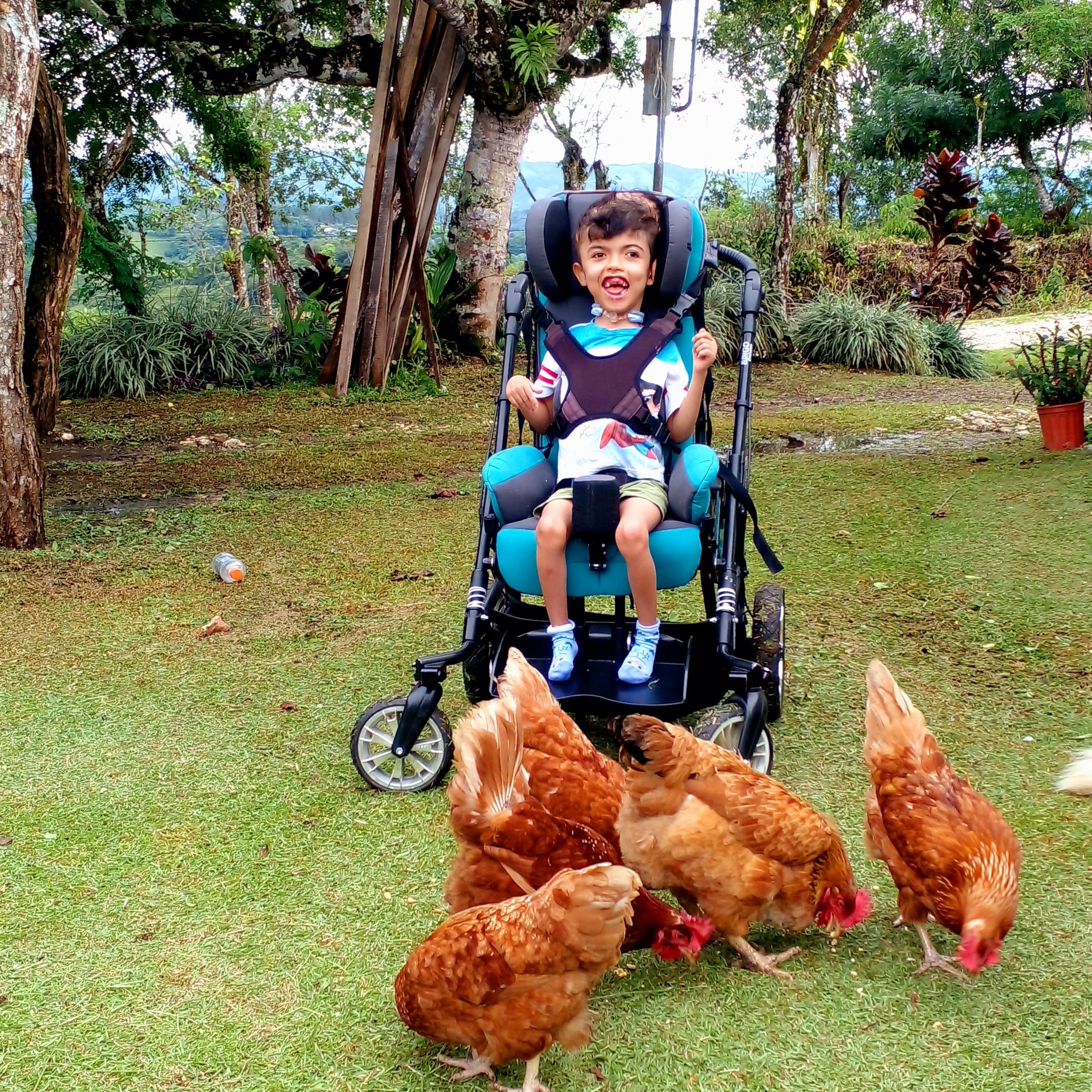 Ezequiel es un fanático de los animales, aquí posa al lado de las gallinas de su hermano José Francisco. . Foto: Evelyn Badilla para LN
