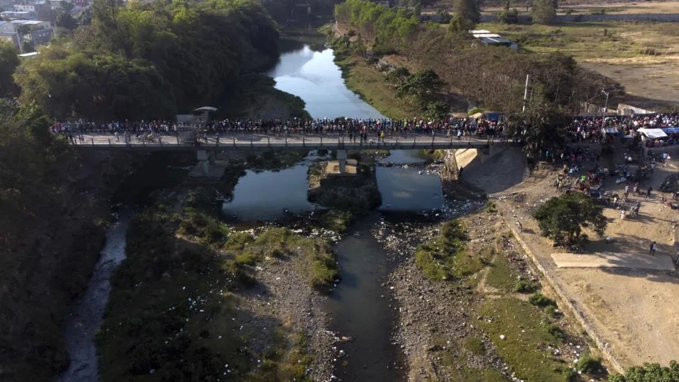 Puente fronterizo sobre el río Masacre desde Ouanaminthe (D), en Haití, a Dajabon (I), en República Dominicana. AFP.