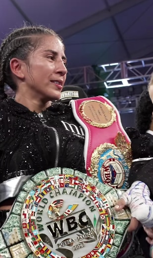Yokasta Valle mostró el sábado el 'Cinturón Conmemorativo' del Consejo Mundial de Boxeo, durante la premiación de la pelea ante la guatemalteca María Santizo. Tomadas de Instagram