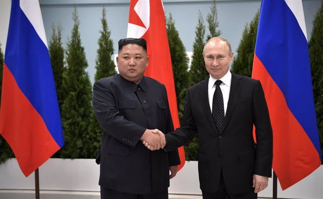 Archivo - El presidente de Rusia, Vladimir Putin (d), recibe al líder del Corea del Norte, Kim Jong Un (i), en una reunión en 2019 en Vladivostok