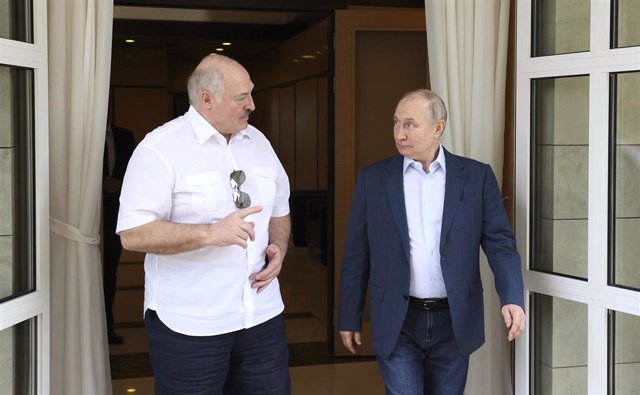Archivo - Los presidentes de Bielorrusia y Rusia, Alexander Lukashenko y Vladimir Putin, respectivamente. 