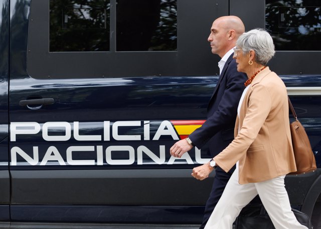 El expresidente de la Real Federación Española de Fútbol (RFEF), Luis Rubiales y su abogado Olga Tubau, salen de declarar de la Audiencia Nacional, a 15 de septiembre de 2023, en Madrid (España). 