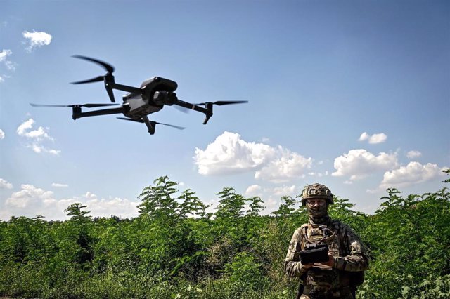 Archivo - Un militar del Ejército de Ucrania operando un dron