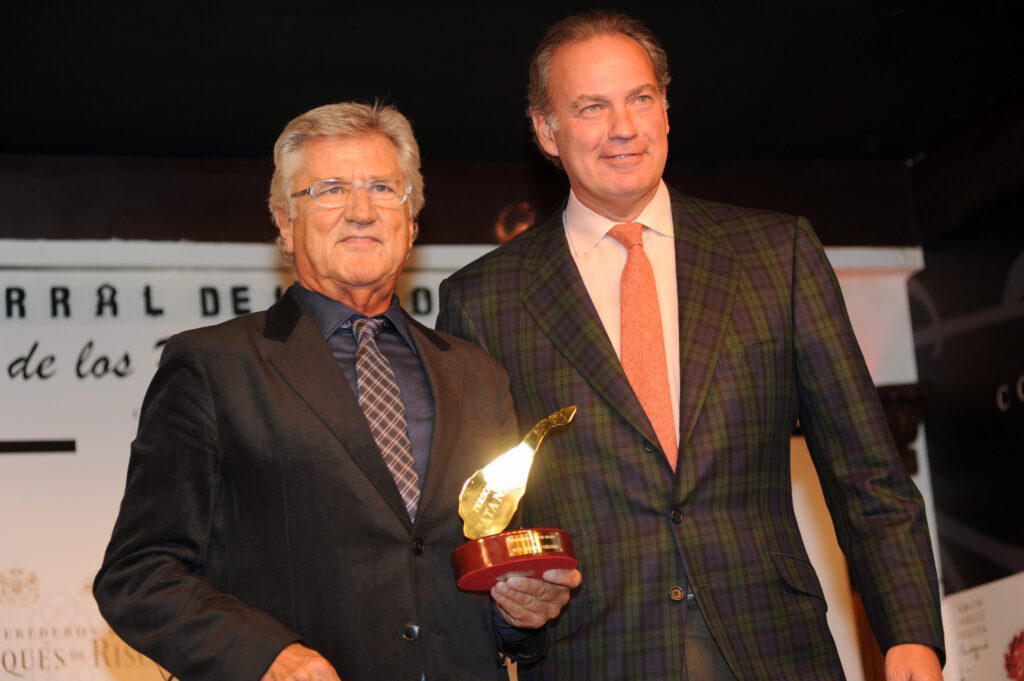 Pepe Domingo Castaño y Bertín Osborne durante los Premios Personajes Pata Negra 2011