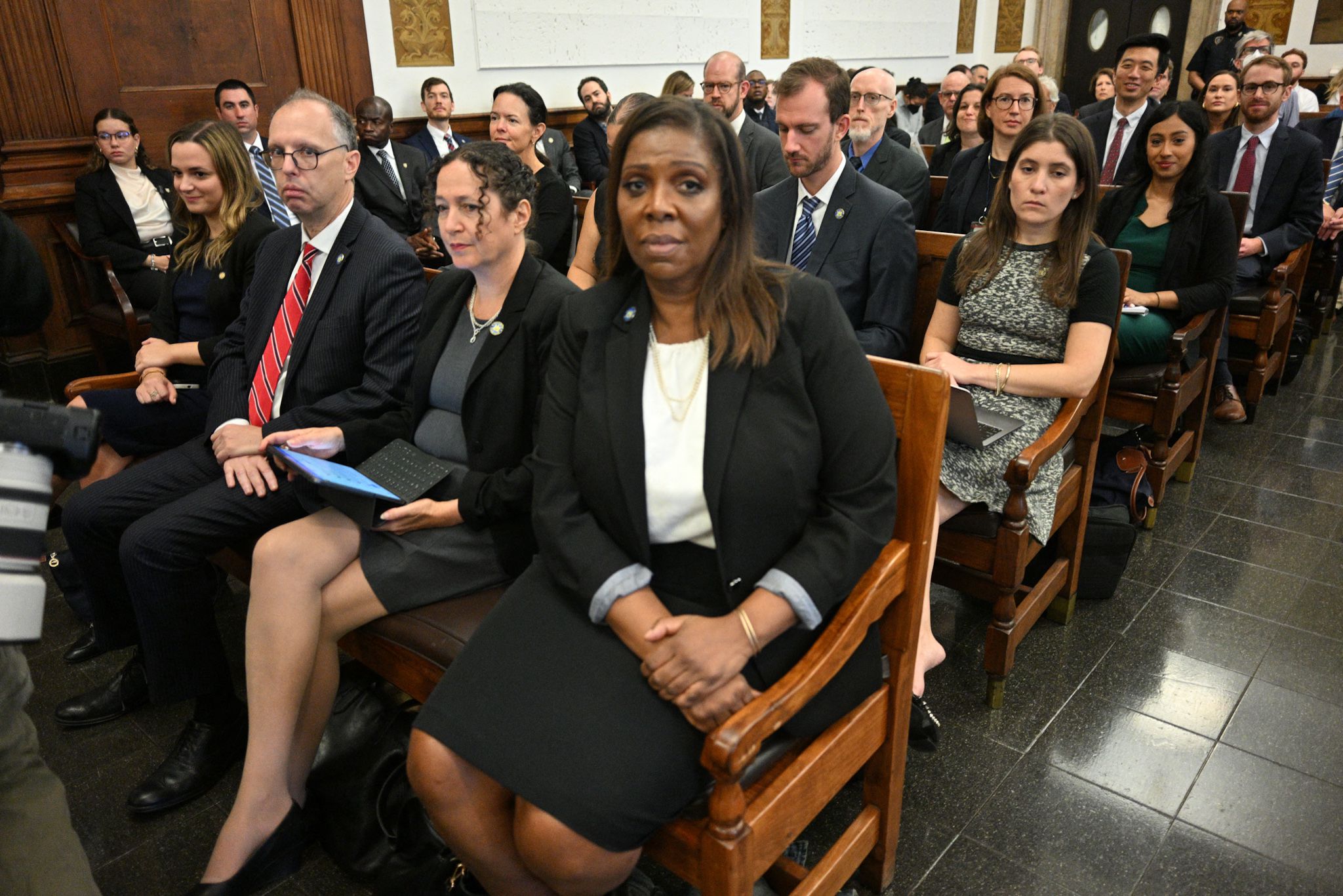 La Fiscal General de Nueva York, Letitia James (C), escucha durante el caso de fraude civil del ex presidente estadounidense Donald Trump en un tribunal de Manhattan