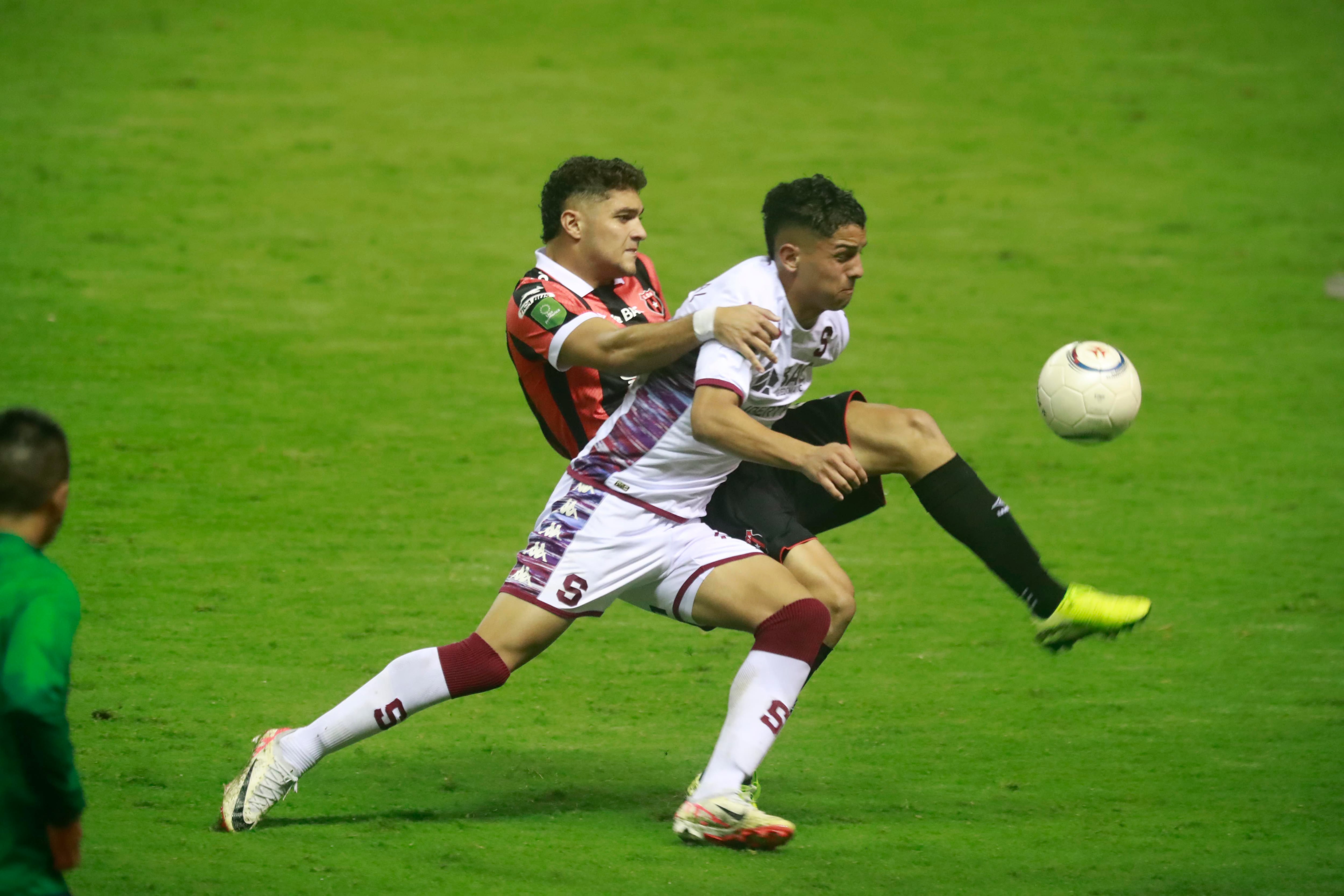 La final del Torneo de Copa entre Alajuelense y Saprissa estuvo muy disputada. El manudo Guillermo Villalobos y Warren Madrigal dieron muestra de ello.
