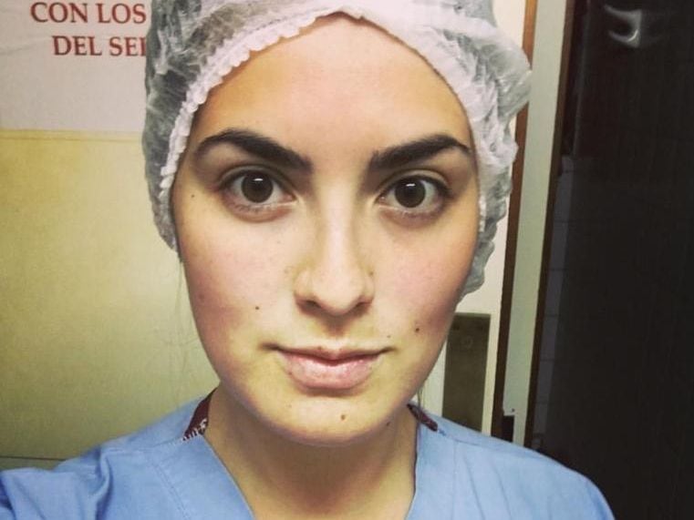 Carolina Alfaro González tiene 29 años. A los 18 años, salió del país a cumplir su sueño de estudiar Medicina. Argentina le abrió las puertas y más de una década después tiene una especialidad en Neurología con énfasis en accidentes vasculares cerebrales.