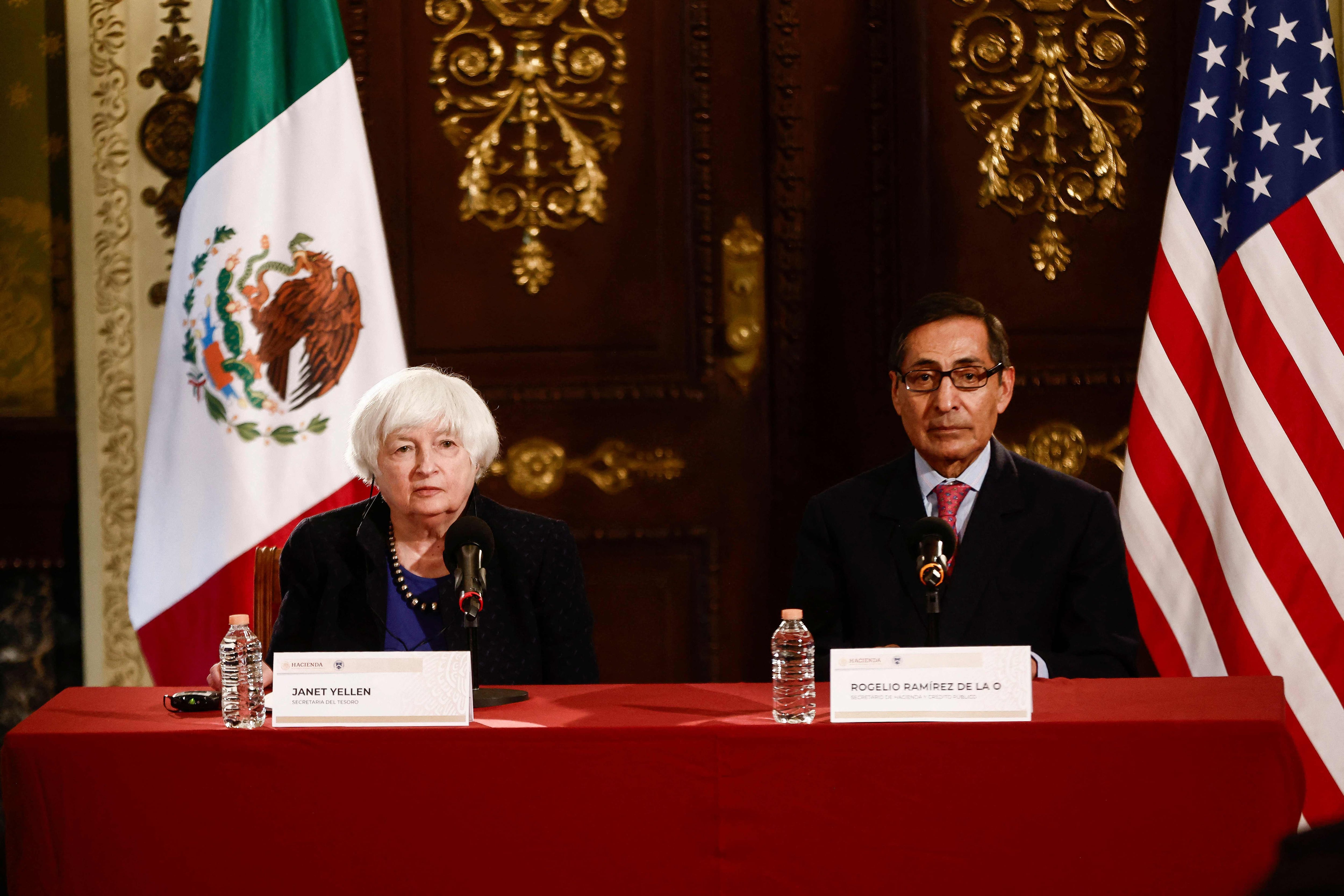 La secretaria del Tesoro de Estados Unidos, Janet Yellen (i), participa en una reunión bilateral con el secretario de Hacienda y Crédito Público de México, Rogelio Ramírez de la O, en el Palacio Nacional de la Ciudad de México. Fotografía: