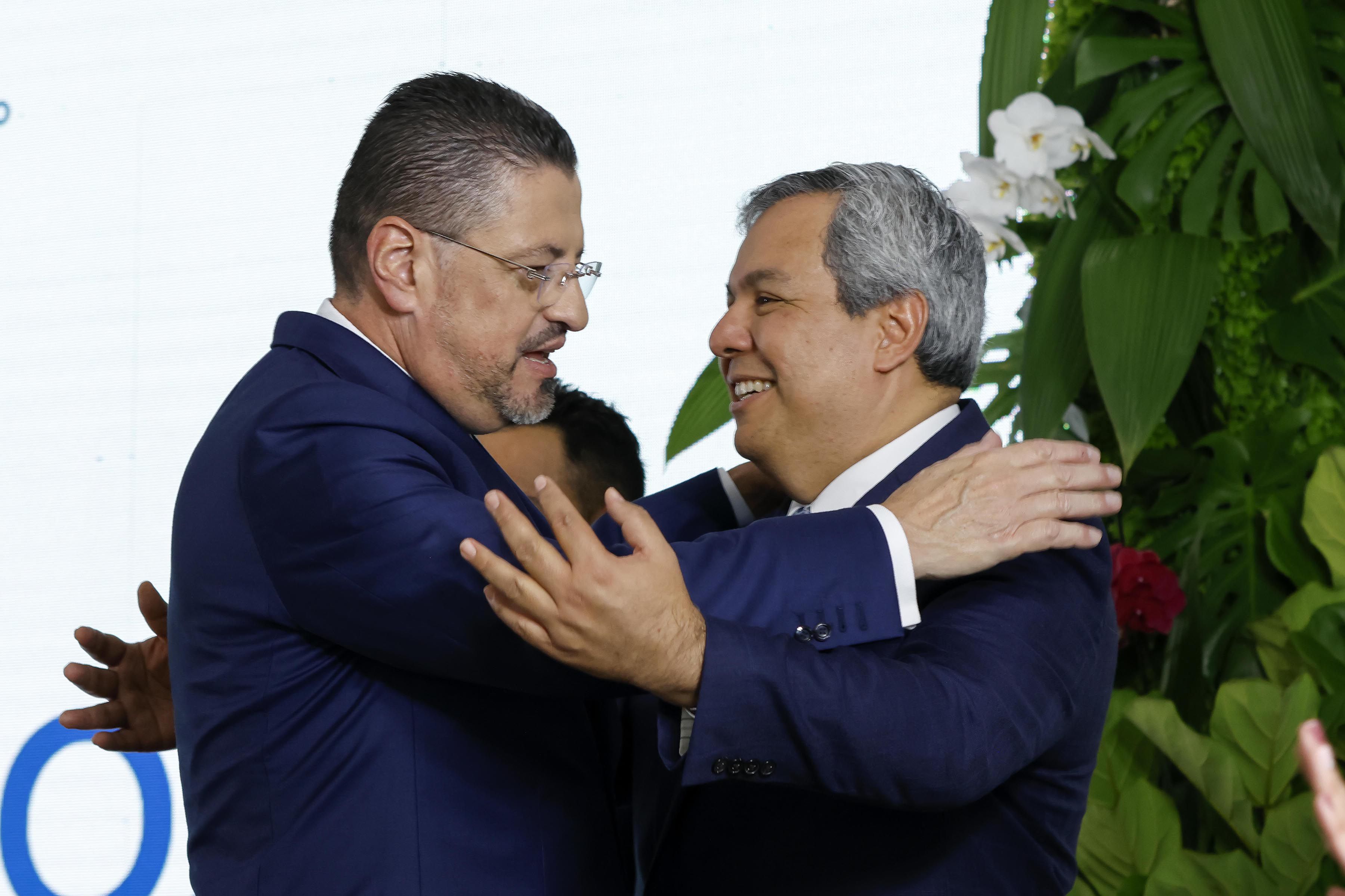El expresidente del BCIE, Dante Mossi Reyes, junto al presidente de la República, Rodrigo Chaves Robles. Foto: Mayela López