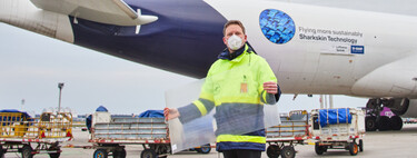 Lufthansa tiene un plan para ahorrar combustible (y CO2) en sus aviones: imitar la piel de los tiburones