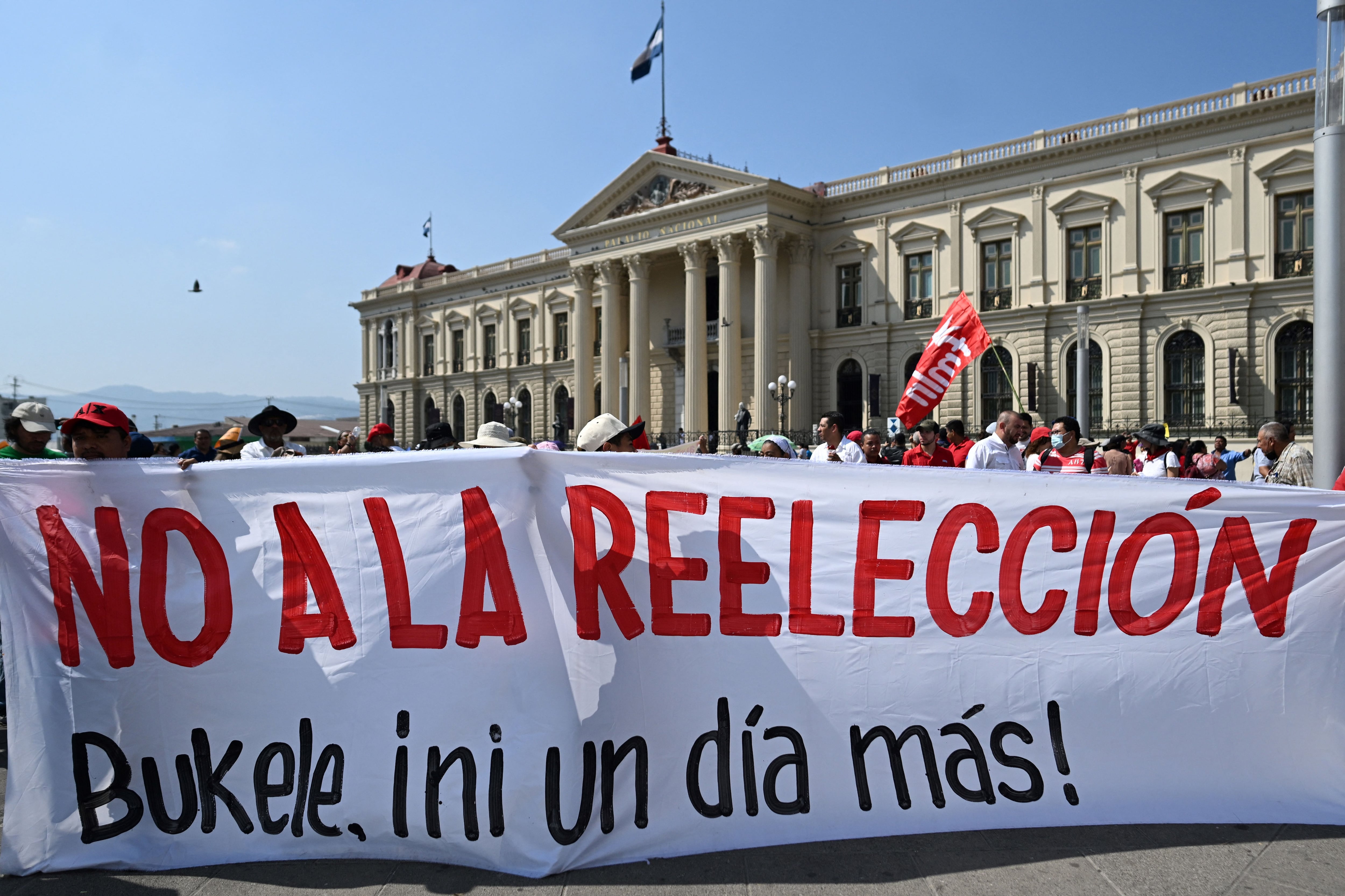 El 14 de enero, un grupo de salvadoreños se manifestaron contra la inminente reelección de Bukele.