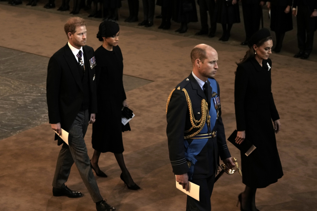 El príncipe Harry junto a Meghan Markle, el príncipe Guillermo y Kate Middleton. Gtres