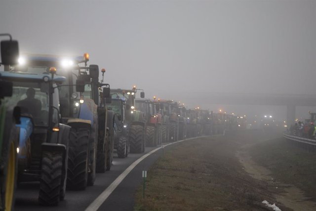 Tractores concentrados en la vía A-2 a su paso por Fontarelles (Lleida) para protestar por la situación del sector, a martes 6 de febrero de 2024
