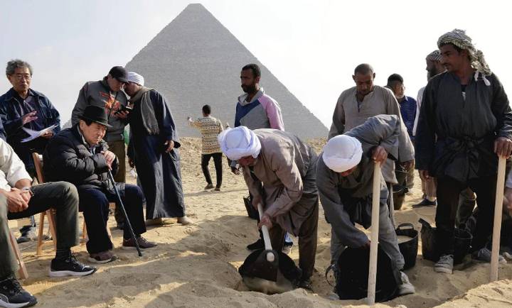 El Dr. Yoshimura observa el trabajo de remoción de arena en un sitio de excavación en Guiza, Egipto.
